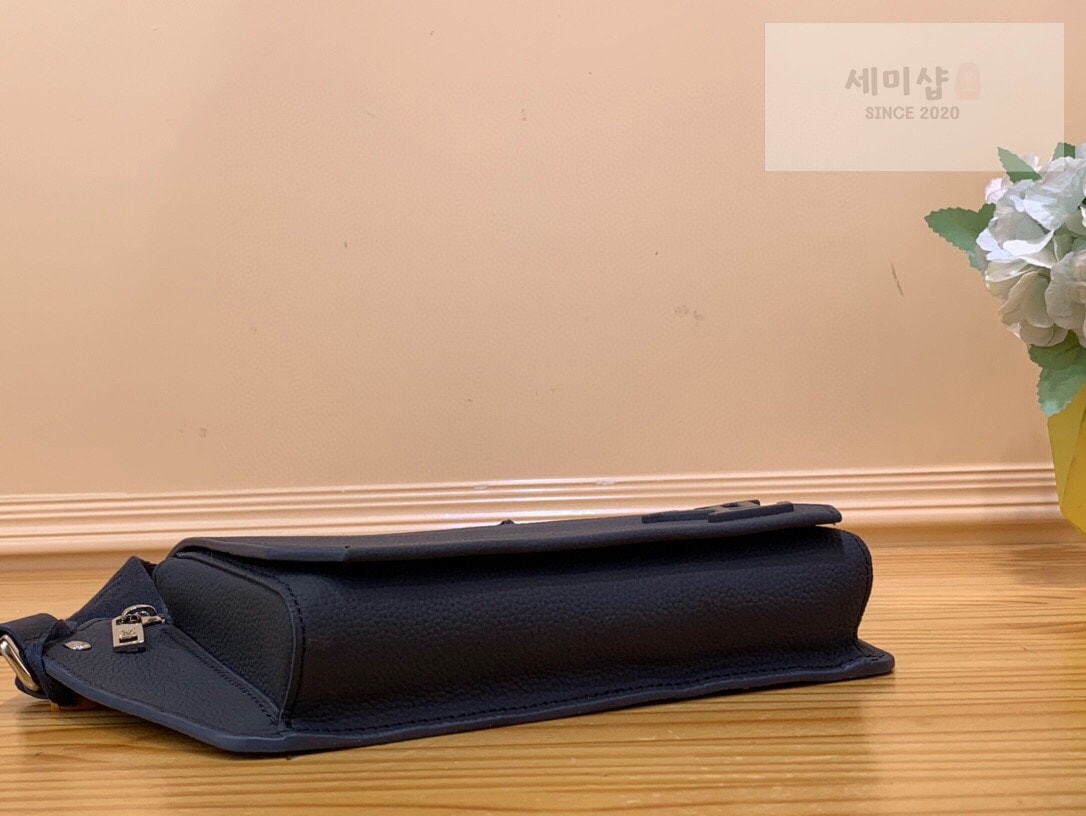Louis Vuitton 루이비통 LV 에어로그램 슬링백 힙색 M57081 / 하이엔드 가죽 블랙 Bag 3번 이미지