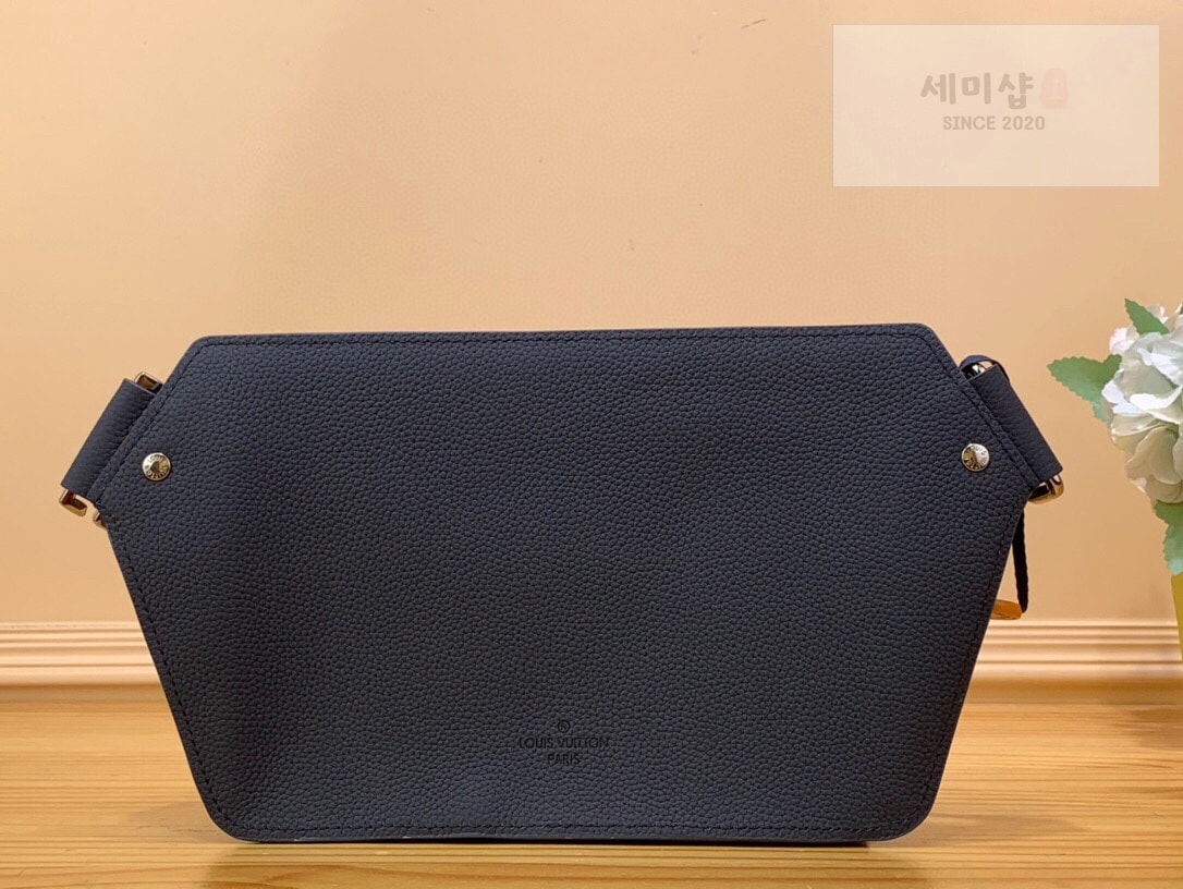 Louis Vuitton 루이비통 LV 에어로그램 슬링백 힙색 M57081 / 하이엔드 가죽 블랙 Bag 6번 이미지