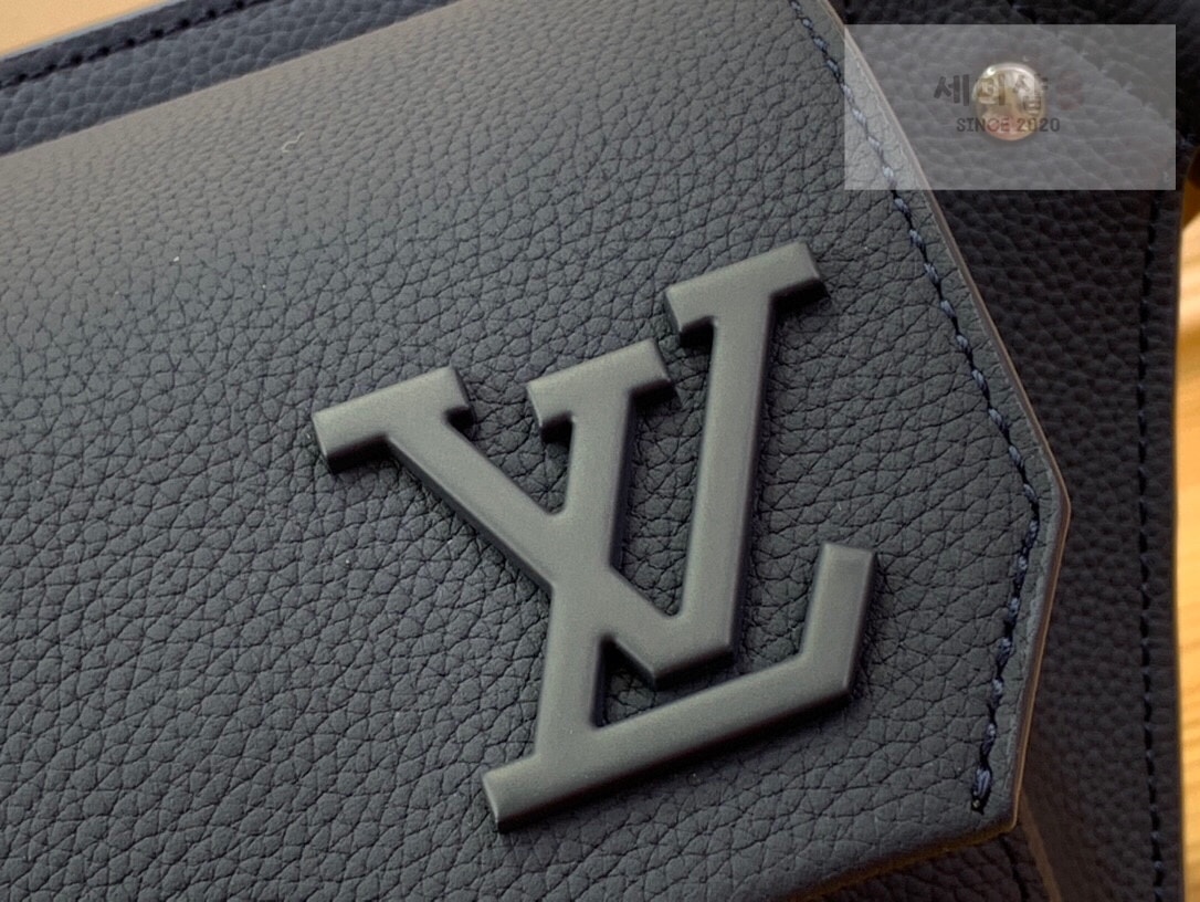 Louis Vuitton 루이비통 LV 에어로그램 슬링백 힙색 M57081 / 하이엔드 가죽 블랙 Bag 7번 이미지