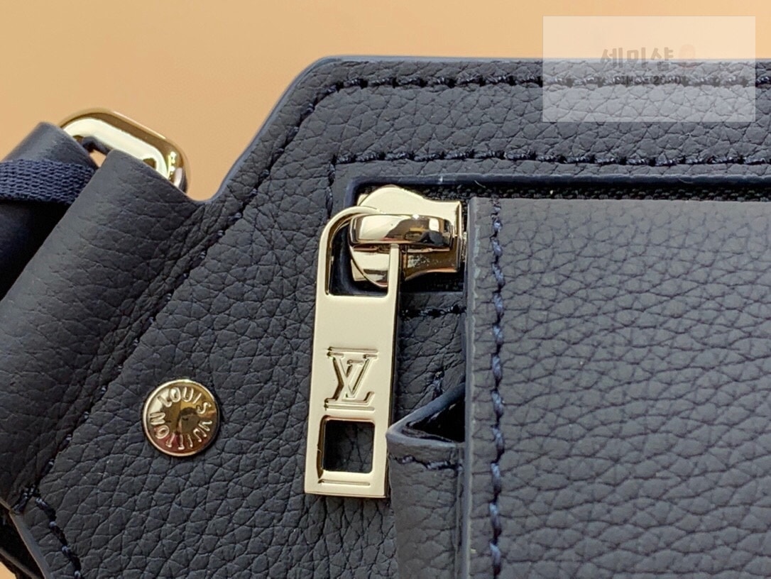 Louis Vuitton 루이비통 LV 에어로그램 슬링백 힙색 M57081 / 하이엔드 가죽 블랙 Bag 9번 이미지