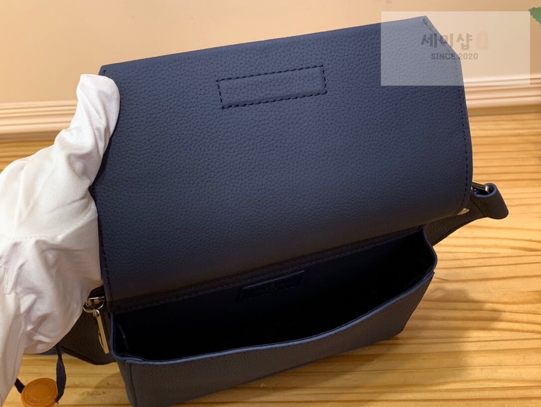 Louis Vuitton 루이비통 LV 에어로그램 슬링백 힙색 M57081 / 하이엔드 가죽 블랙 Bag 2번 이미지
