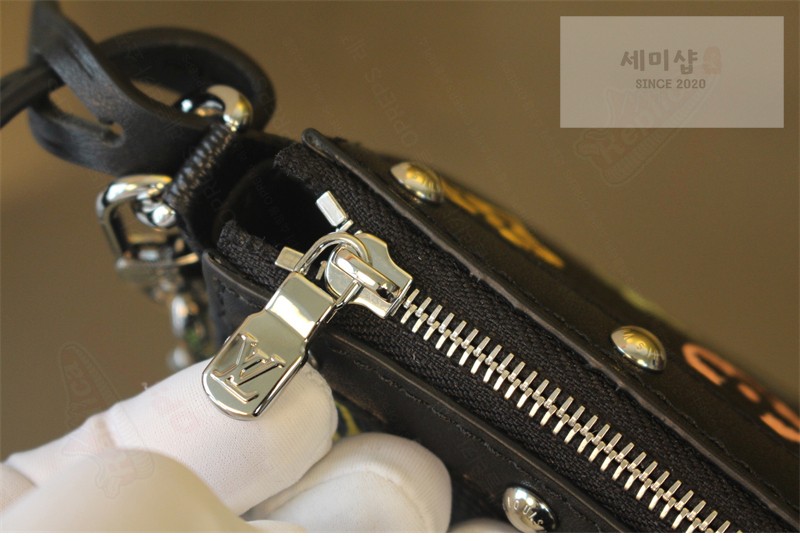 Louis Vuitton 루이비통 x TM 포쉐트 악세수아 블랙 모노그램 캔버스 멀티 M13663 멀티컬러 블랙 무라카미 Bag 7번 이미지
