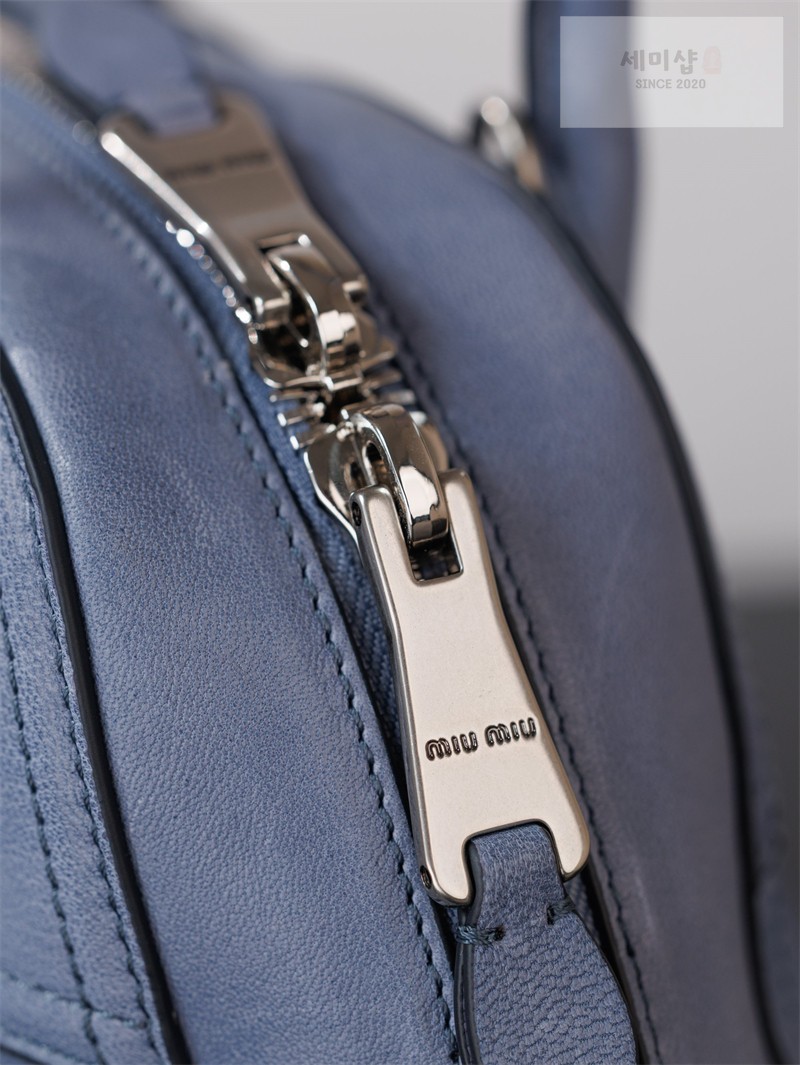 Miu Miu 미우미우 비방 스몰 나파 레더 백 5BB200 아스트랄 블루 Bag 18번 이미지
