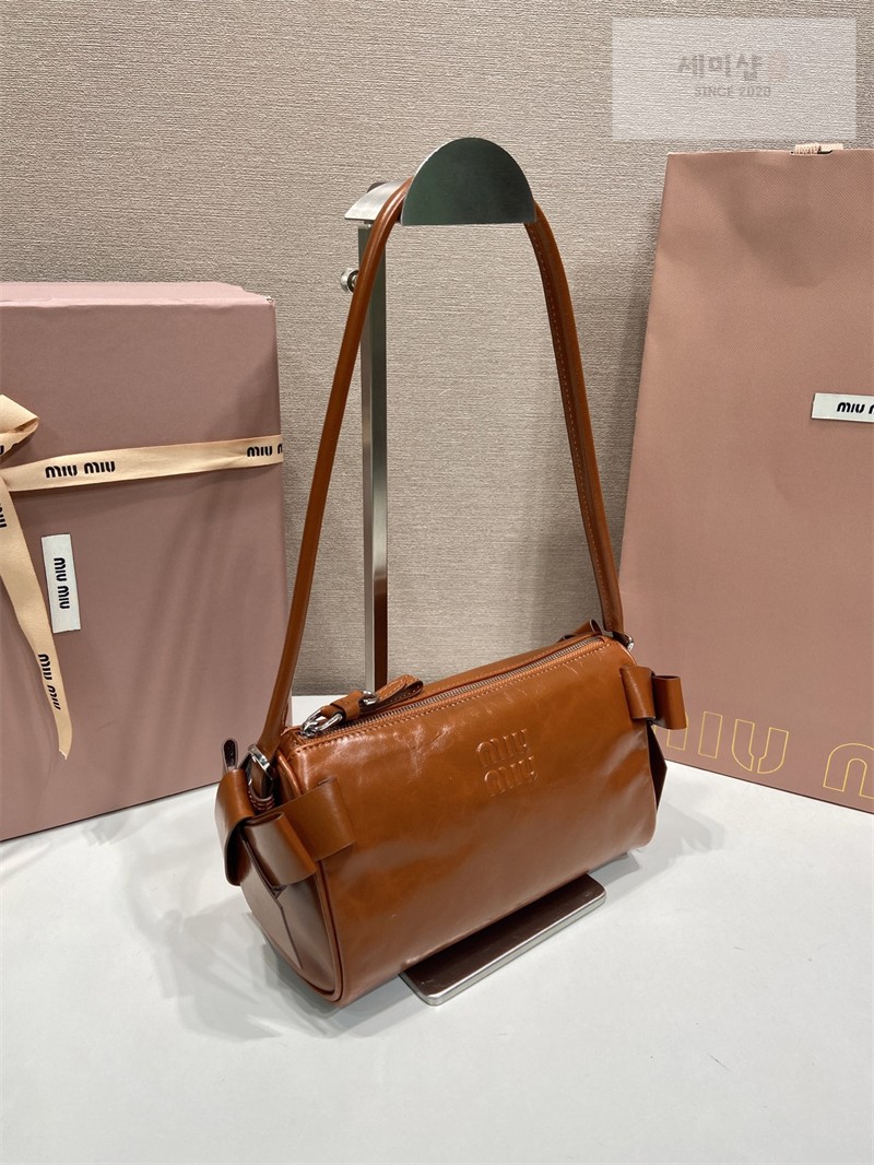 Miu Miu 미우미우 샤이니 레더 파우치 5NE029 꼬냑 (브라운) Bag 4번 이미지