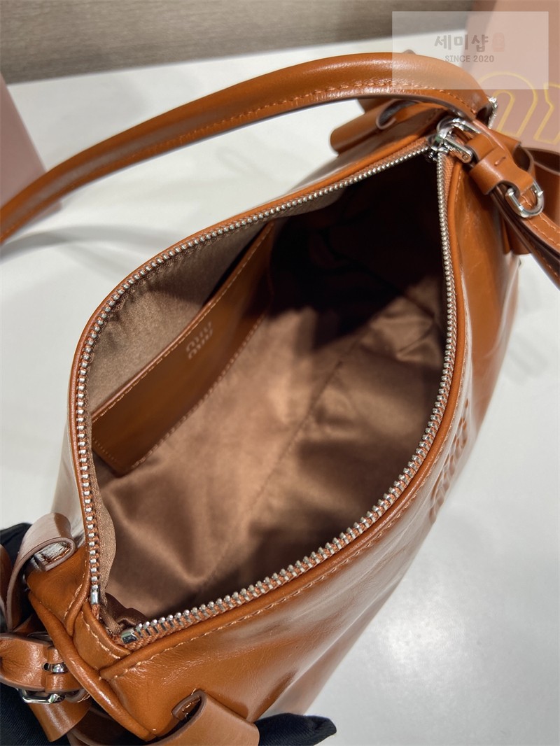 Miu Miu 미우미우 샤이니 레더 파우치 5NE029 꼬냑 (브라운) Bag 10번 이미지