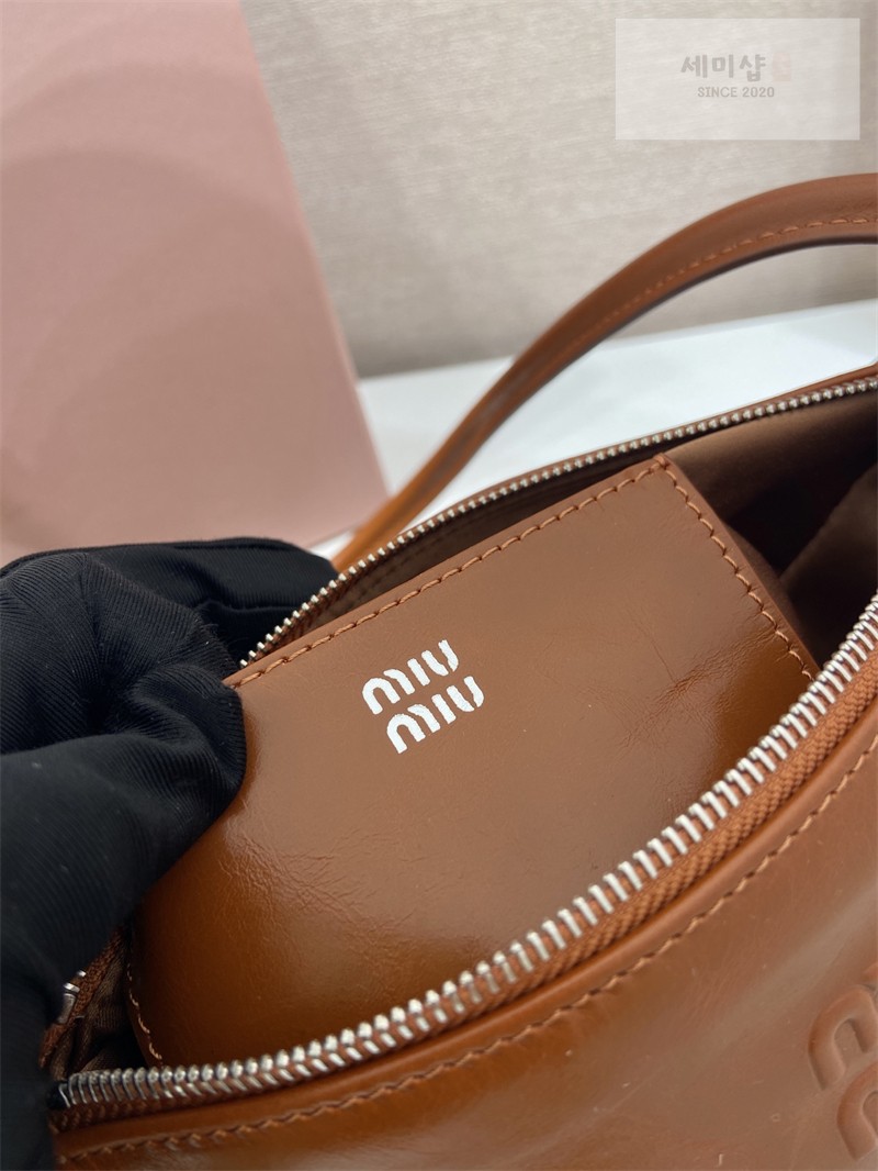 Miu Miu 미우미우 샤이니 레더 파우치 5NE029 꼬냑 (브라운) Bag 11번 이미지