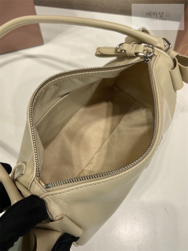 Miu Miu 미우미우 샤이니 레더 파우치 5NE029 꼬냑 (브라운) Bag 20번 이미지