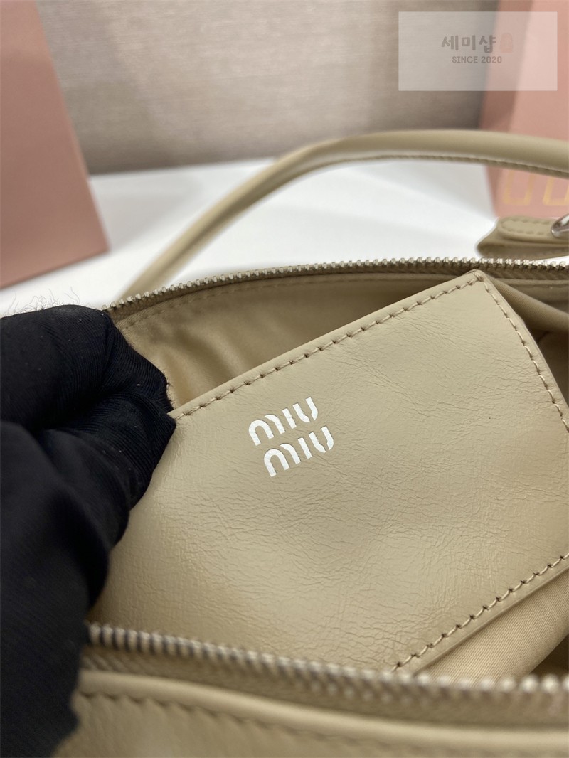 Miu Miu 미우미우 샤이니 레더 파우치 5NE029 꼬냑 (브라운) Bag 21번 이미지