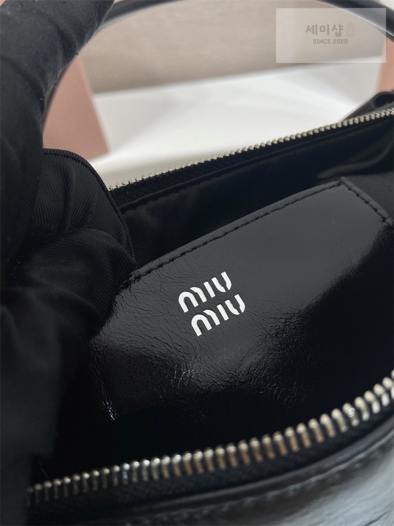 Miu Miu 미우미우 샤이니 레더 파우치 5NE029 꼬냑 (브라운) Bag 31번 이미지