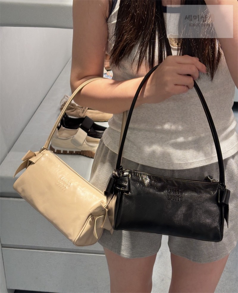 Miu Miu 미우미우 샤이니 레더 파우치 5NE029 꼬냑 (브라운) Bag 32번 이미지