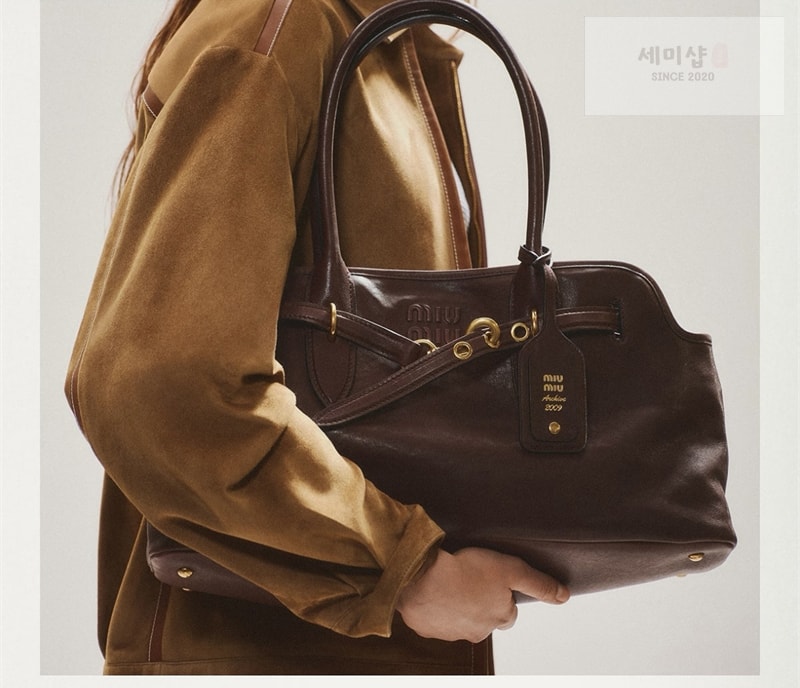 미우미우 미우미우 아방뛰르 나파 가죽 토트백 미디엄 브라운 5BG291 Bag 12번 이미지