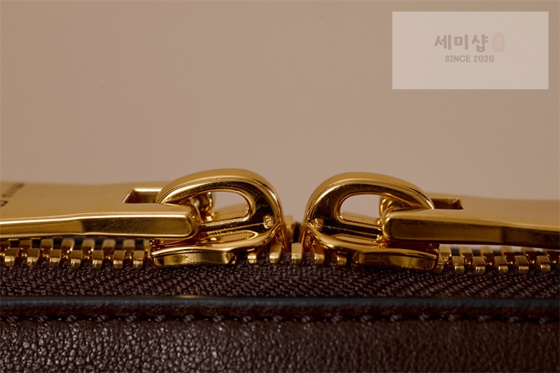 Miu Miu 미우미우 아방뛰르 나파 레더 탑핸들 백 5BB169 오크 Bag 17번 이미지