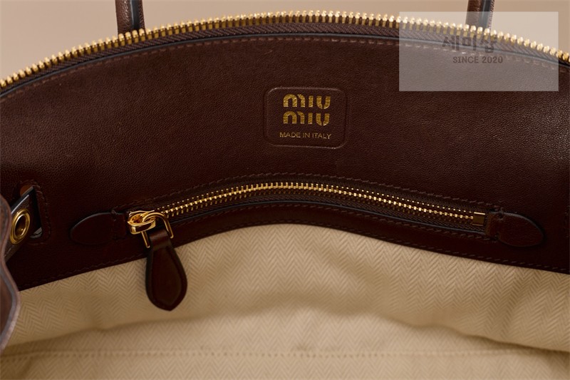 Miu Miu 미우미우 아방뛰르 나파 레더 탑핸들 백 5BB169 오크 Bag 24번 이미지