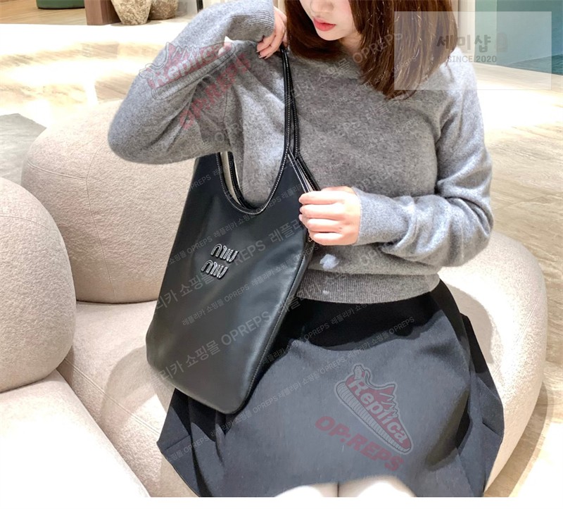 Miu Miu 미우미우 아이비 레더 백 5BQ231 블랙 Bag 2번 이미지