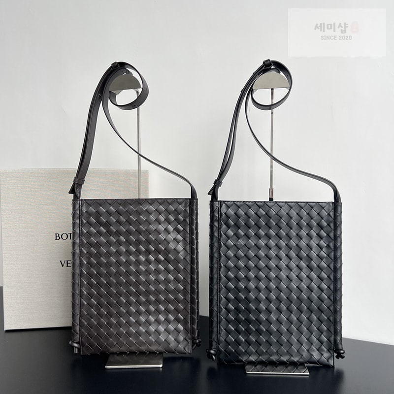 Bottega Veneta 보테가베네타 라지 플랫 루프 백“ 2 COLOR ” 블랙 Bag 2번 이미지