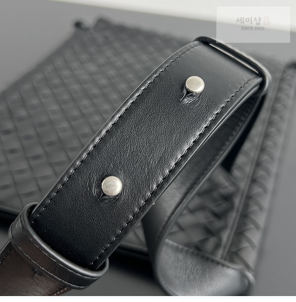 Bottega Veneta 보테가베네타 라지 플랫 루프 백“ 2 COLOR ” 블랙 Bag 20번 이미지