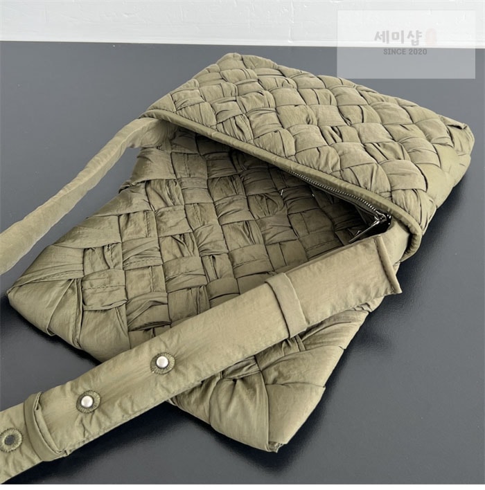 Bottega Veneta 보테가베네타 럼플 메신저백 “ 2 COLOR ” 블랙 Bag 4번 이미지