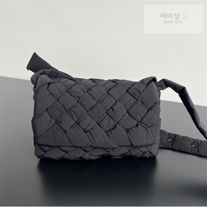 Bottega Veneta 보테가베네타 럼플 메신저백 “ 2 COLOR ” 블랙 Bag 18번 이미지
