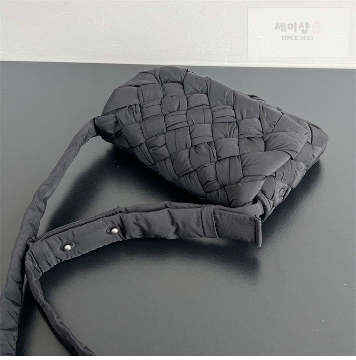 Bottega Veneta 보테가베네타 럼플 메신저백 “ 2 COLOR ” 블랙 Bag 13번 이미지