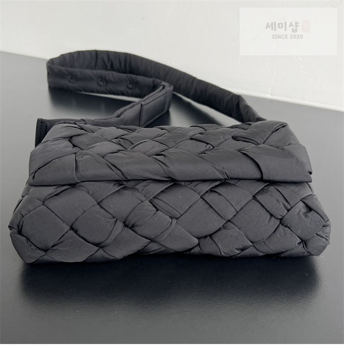 Bottega Veneta 보테가베네타 럼플 메신저백 “ 2 COLOR ” 블랙 Bag 19번 이미지