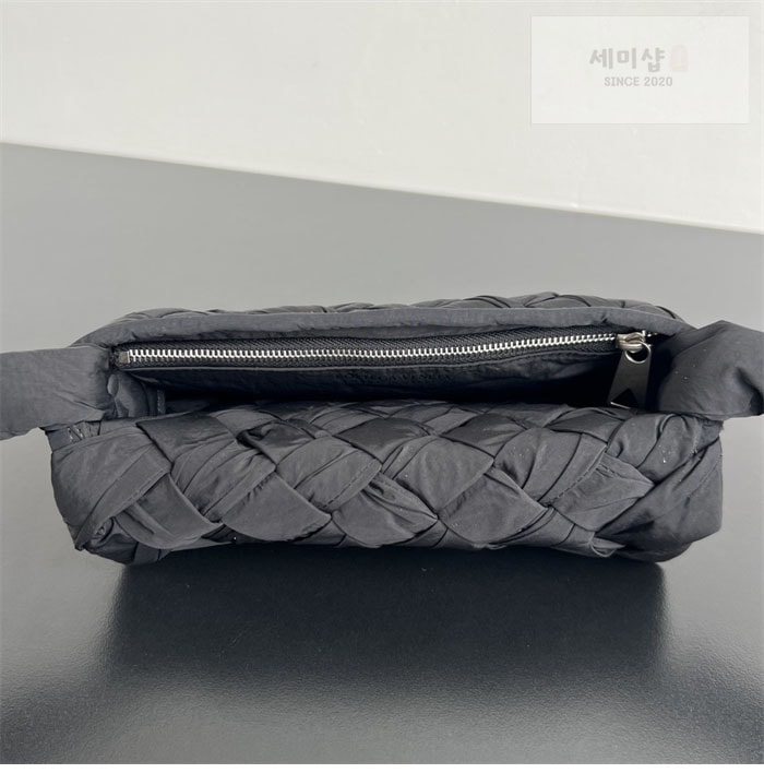 Bottega Veneta 보테가베네타 럼플 메신저백 “ 2 COLOR ” 블랙 Bag 7번 이미지