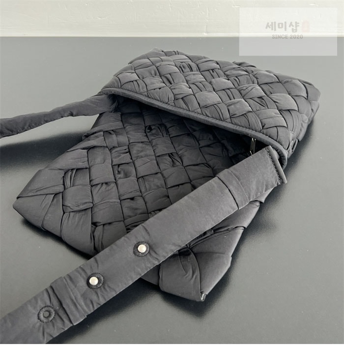 Bottega Veneta 보테가베네타 럼플 메신저백 “ 2 COLOR ” 블랙 Bag 20번 이미지