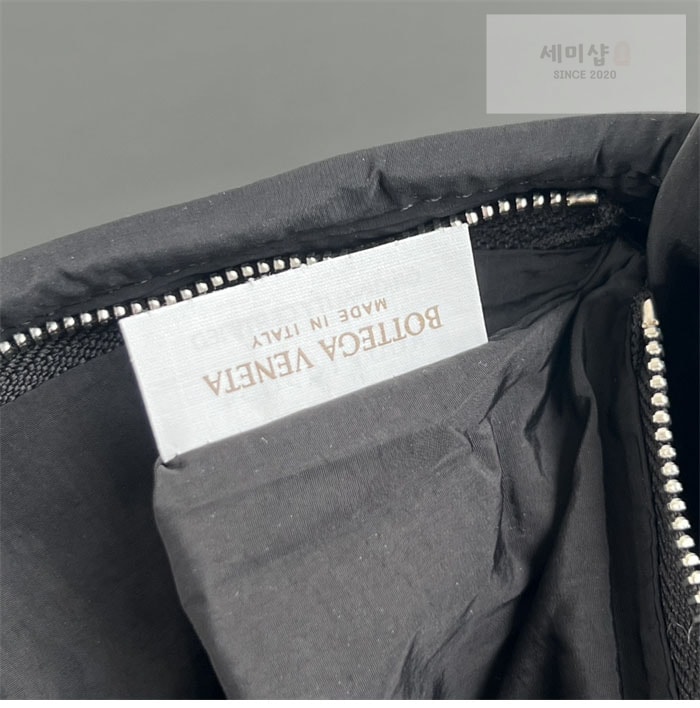 Bottega Veneta 보테가베네타 럼플 메신저백 “ 2 COLOR ” 블랙 Bag 21번 이미지