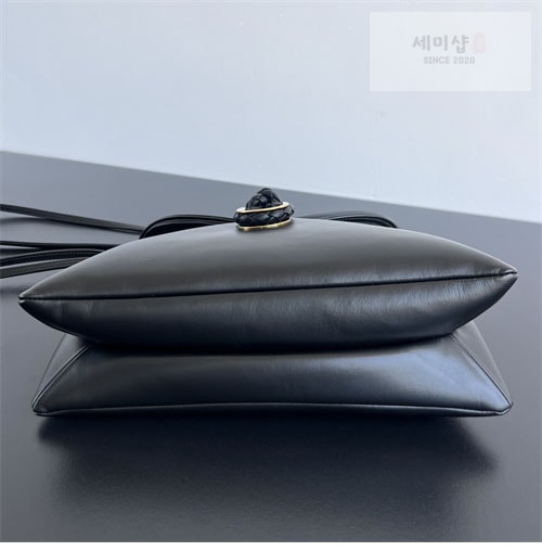 Bottega Veneta 보테가베네타 미듐 리베르타 백 “ 3 COLOR ” 블랙 Bag 8번 이미지