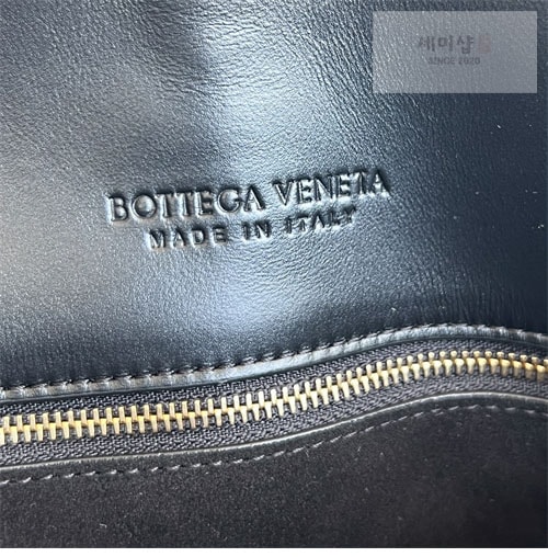Bottega Veneta 보테가베네타 미듐 리베르타 백 “ 3 COLOR ” 블랙 Bag 21번 이미지