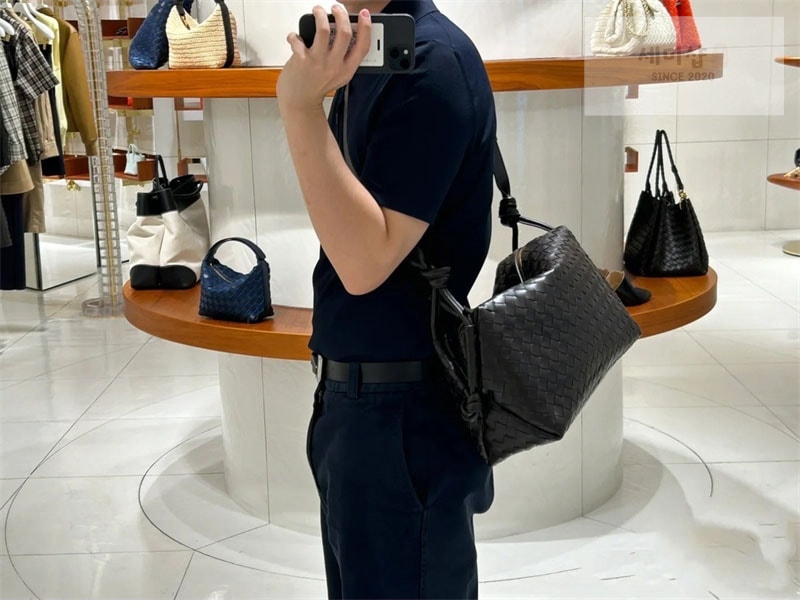 Bottega Veneta 보테가베네타 미디엄 루프 위켄더 “ 2 COLOR ” 다크 브라운 Bag 15번 이미지