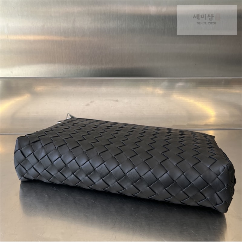 Bottega Veneta 보테가베네타 미디엄 인트레치아토 지퍼 파우치 클러치백 “ 4 COLOR ” 레플리카 11번 이미지 - Bag | 세미샵 레플리카 사이트