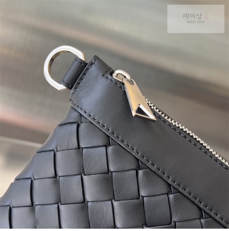 Bottega Veneta 보테가베네타 미디엄 인트레치아토 지퍼 파우치 클러치백 “ 4 COLOR ” 레플리카 18번 이미지 - Bag | 세미샵 레플리카 사이트