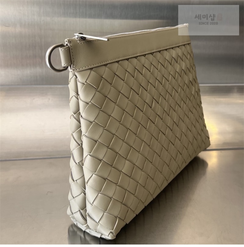 Bottega Veneta 보테가베네타 미디엄 인트레치아토 지퍼 파우치 클러치백 “ 4 COLOR ” 레플리카 8번 이미지 - Bag | 세미샵 레플리카 사이트