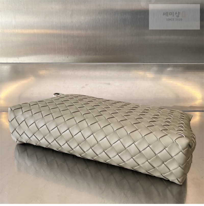 Bottega Veneta 보테가베네타 미디엄 인트레치아토 지퍼 파우치 클러치백 “ 4 COLOR ” 레플리카 13번 이미지 - Bag | 세미샵 레플리카 사이트
