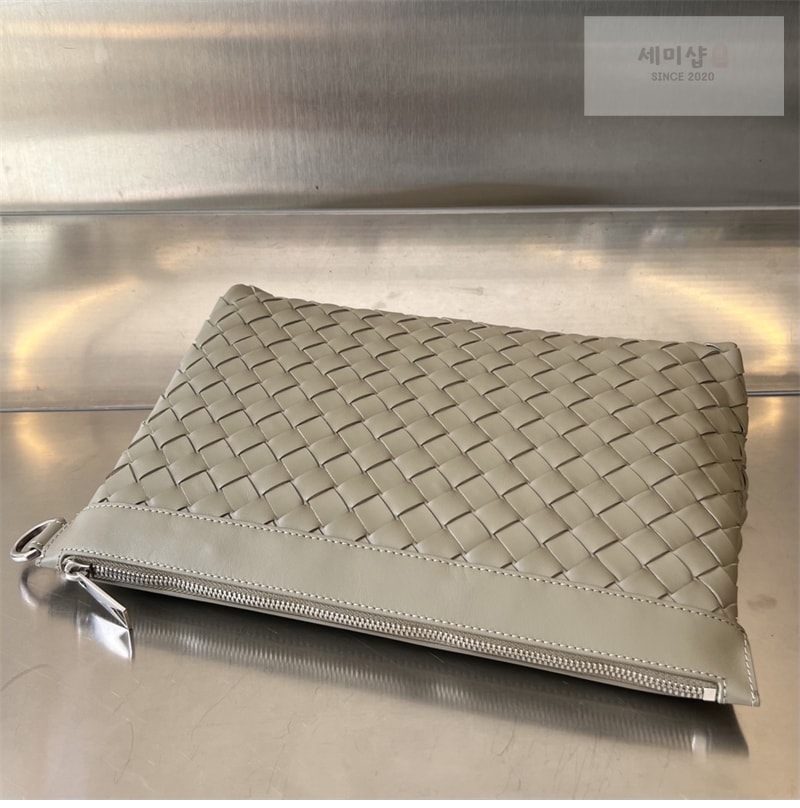 Bottega Veneta 보테가베네타 미디엄 인트레치아토 지퍼 파우치 클러치백 “ 4 COLOR ” 레플리카 19번 이미지 - Bag | 세미샵 레플리카 사이트
