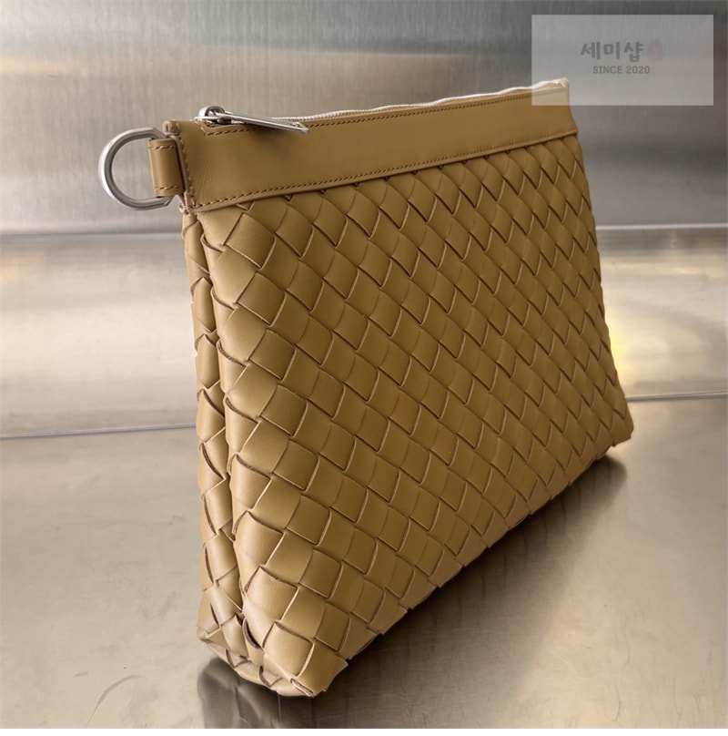 Bottega Veneta 보테가베네타 미디엄 인트레치아토 지퍼 파우치 클러치백 “ 4 COLOR ” 레플리카 23번 이미지 - Bag | 세미샵 레플리카 사이트