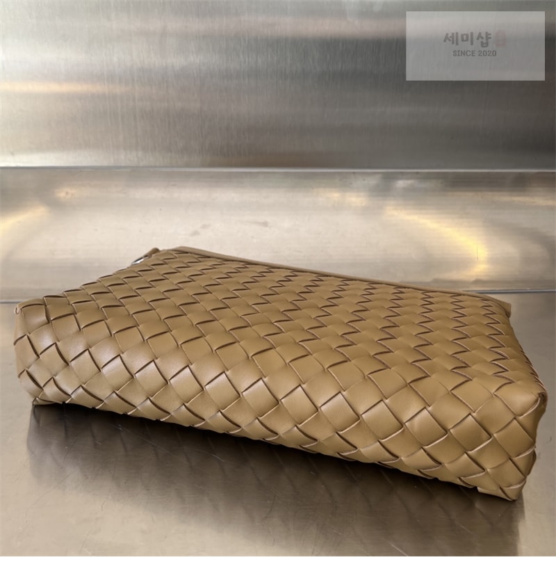 Bottega Veneta 보테가베네타 미디엄 인트레치아토 지퍼 파우치 클러치백 “ 4 COLOR ” 레플리카 2번 이미지 - Bag | 세미샵 레플리카 사이트