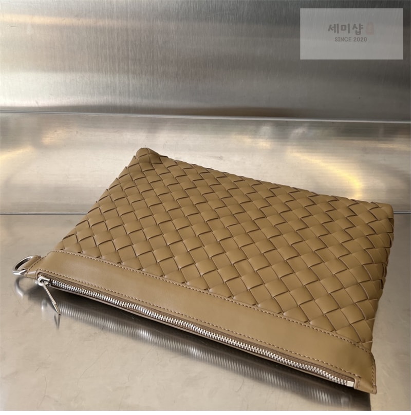Bottega Veneta 보테가베네타 미디엄 인트레치아토 지퍼 파우치 클러치백 “ 4 COLOR ” 레플리카 21번 이미지 - Bag | 세미샵 레플리카 사이트