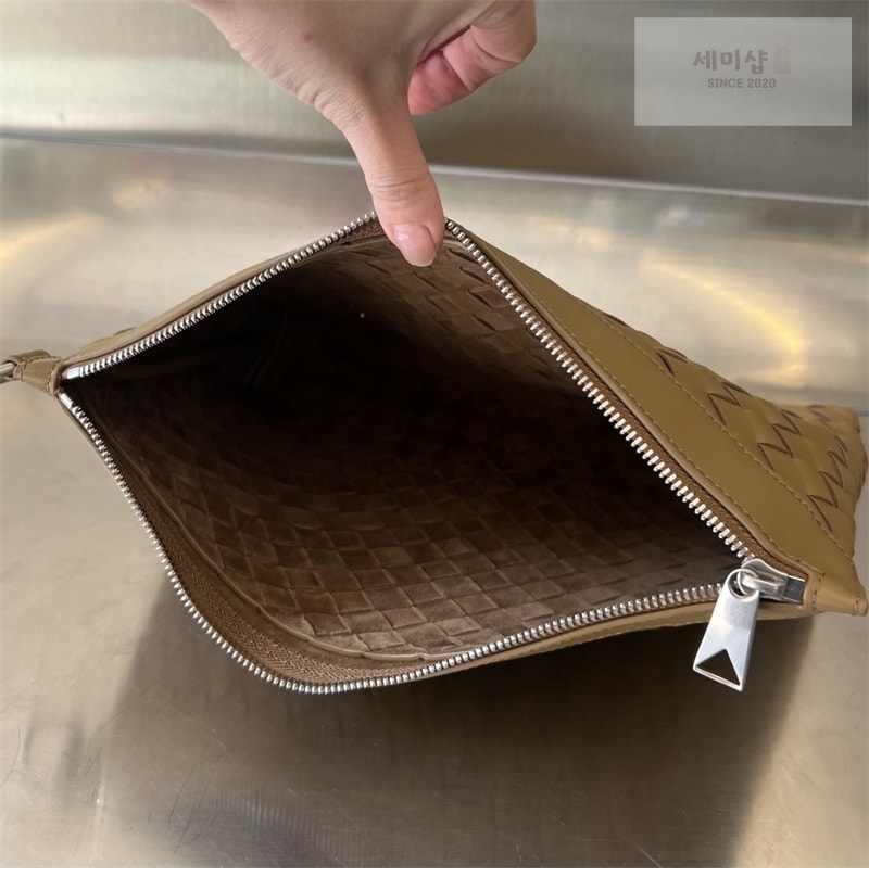 Bottega Veneta 보테가베네타 미디엄 인트레치아토 지퍼 파우치 클러치백 “ 4 COLOR ” 레플리카 3번 이미지 - Bag | 세미샵 레플리카 사이트