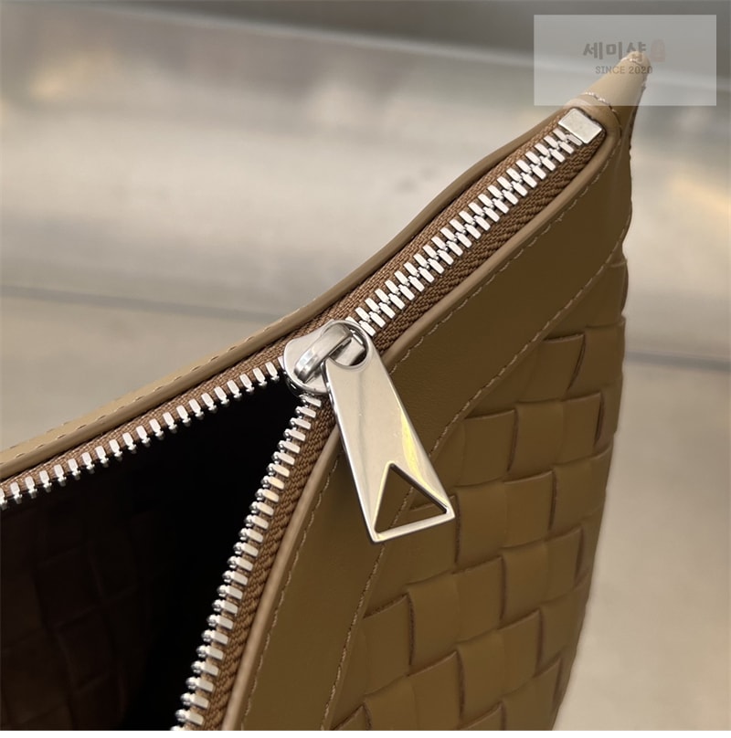 Bottega Veneta 보테가베네타 미디엄 인트레치아토 지퍼 파우치 클러치백 “ 4 COLOR ” 레플리카 15번 이미지 - Bag | 세미샵 레플리카 사이트