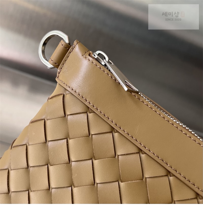 Bottega Veneta 보테가베네타 미디엄 인트레치아토 지퍼 파우치 클러치백 “ 4 COLOR ” 레플리카 22번 이미지 - Bag | 세미샵 레플리카 사이트