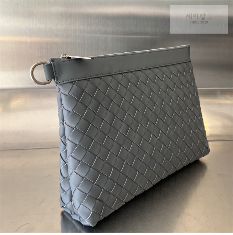 Bottega Veneta 보테가베네타 미디엄 인트레치아토 지퍼 파우치 클러치백 “ 4 COLOR ” 레플리카 24번 이미지 - Bag | 세미샵 레플리카 사이트
