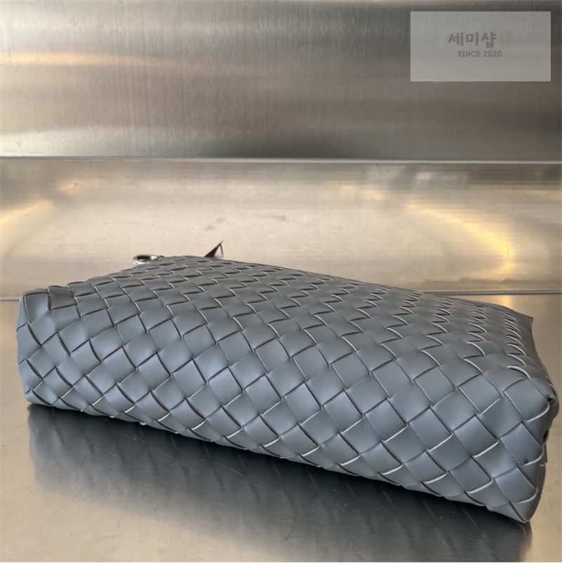 Bottega Veneta 보테가베네타 미디엄 인트레치아토 지퍼 파우치 클러치백 “ 4 COLOR ” 레플리카 26번 이미지 - Bag | 세미샵 레플리카 사이트