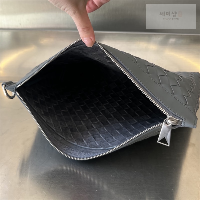 Bottega Veneta 보테가베네타 미디엄 인트레치아토 지퍼 파우치 클러치백 “ 4 COLOR ” 레플리카 25번 이미지 - Bag | 세미샵 레플리카 사이트