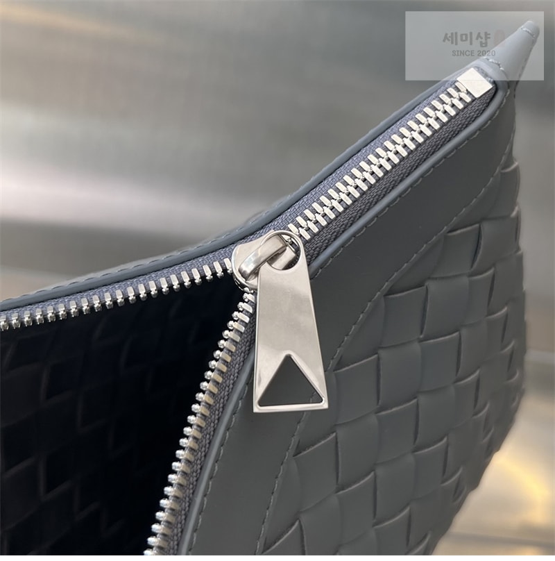 Bottega Veneta 보테가베네타 미디엄 인트레치아토 지퍼 파우치 클러치백 “ 4 COLOR ” 레플리카 4번 이미지 - Bag | 세미샵 레플리카 사이트