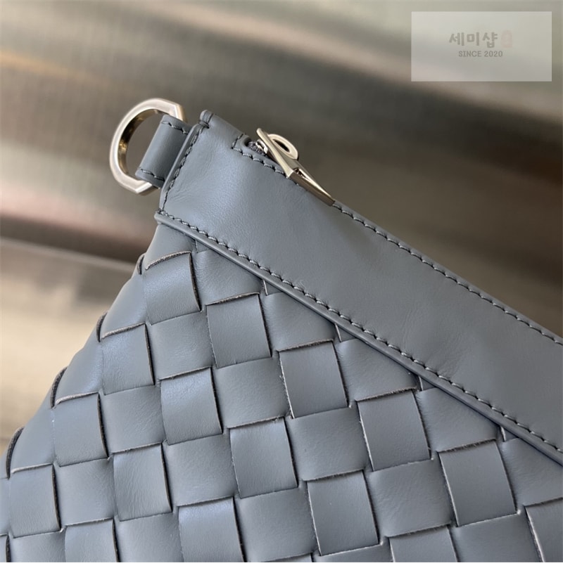 Bottega Veneta 보테가베네타 미디엄 인트레치아토 지퍼 파우치 클러치백 “ 4 COLOR ” 레플리카 28번 이미지 - Bag | 세미샵 레플리카 사이트