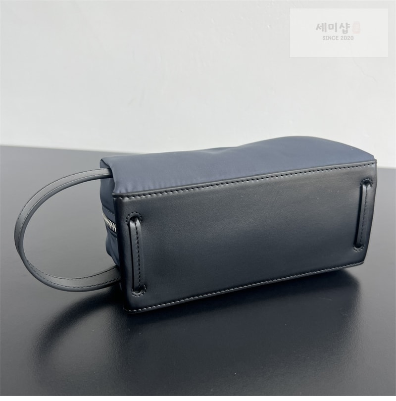 Bottega Veneta 보테가베네타 스몰 도쿄 워시백 스페이스 Bag 4번 이미지