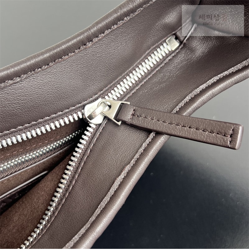 Bottega Veneta 보테가베네타 스몰 베네토 숄더백 폰단트 Bag 10번 이미지