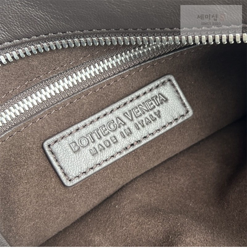 Bottega Veneta 보테가베네타 스몰 베네토 숄더백 폰단트 Bag 3번 이미지