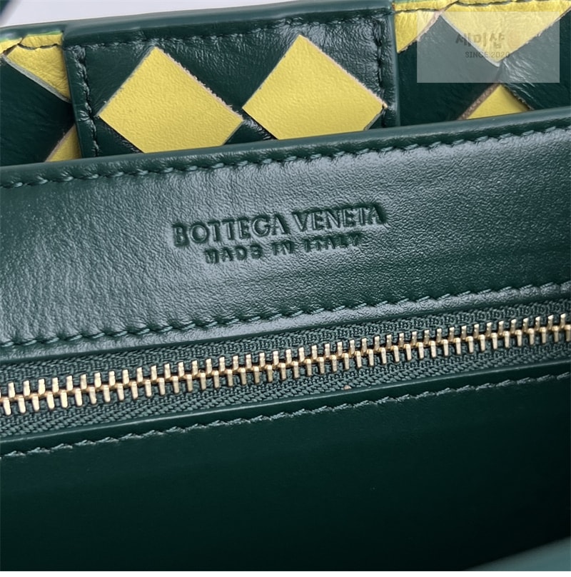 Bottega Veneta 보테가베네타 스몰 안디아모 탑 핸들 백 “ 2 COLOR ” 에메랄드 그린/글레이셔 Bag 16번 이미지